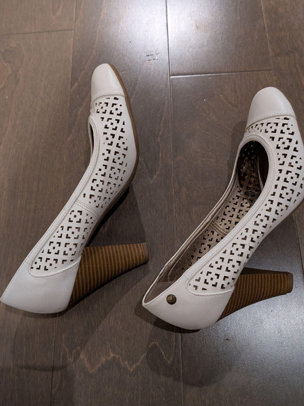 Lifestride Womens White Perforated Shoes - Picture 3 of 8
